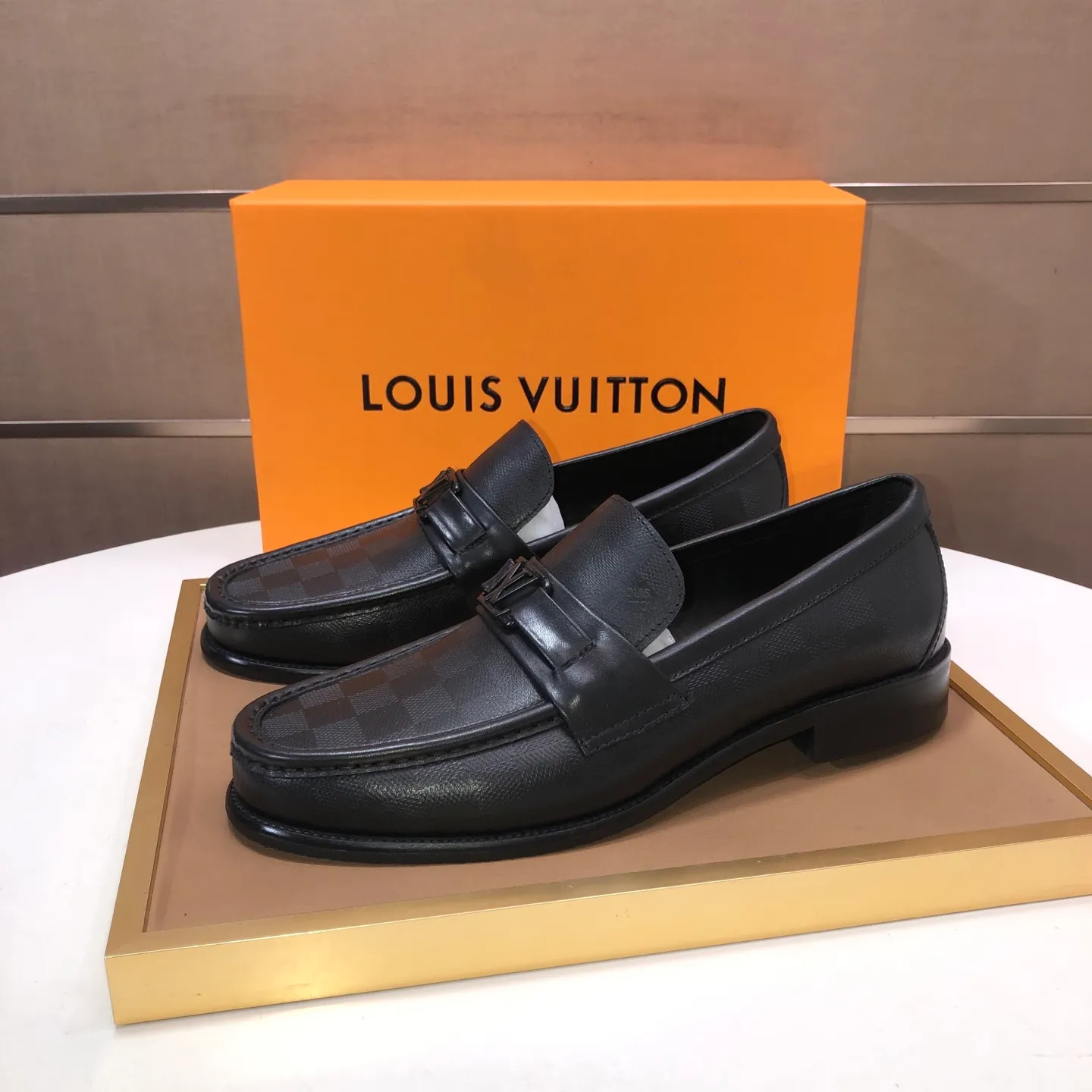 Men's men's shoes💰540💰[LV] (original single cowhide lining)🍀LV's latest genuine leather business suit shoes are available on the official website at the same time. The first-layer cowhide imported from Italy is made of heavy gold, and the official website has a 1:1 rubber outsole. Versatile to wear, high-end without losing class, and the color combination is extraordinary. This four-season style is alluring when worn on your feet, showing off your big-name flair. Standard code 38-45 (45 customized)